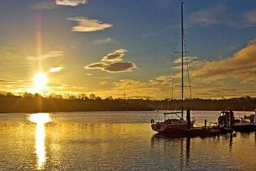 هتل Waterford Marina