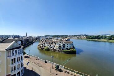 هتل Waterford Marina