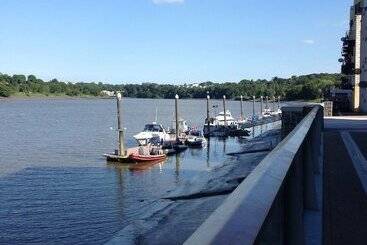 هتل Waterford Marina