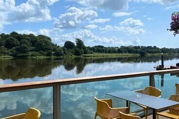 هتل Waterford Marina
