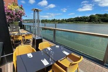 هتل Waterford Marina