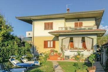 Stunning Home In Montignoso  Ms  With Kitchen - Montignoso