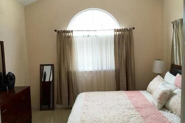 Caymanas Estate Beautiful Three Bedroom House - سبانيش تاون