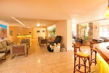 Carina Hotel