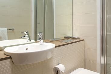 هتل Roomzzz Leeds City West