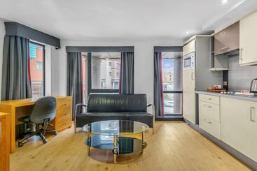 هتل Roomzzz Leeds City West