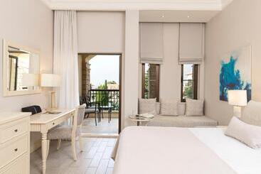 Отель Aphrodite Hills