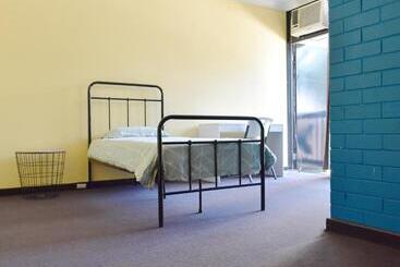 هتل Billabong Backpackers Resort