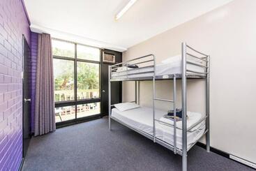 هتل Billabong Backpackers Resort