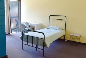 هتل Billabong Backpackers Resort