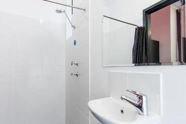 هتل Billabong Backpackers Resort