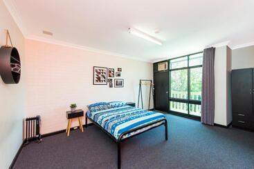 هتل Billabong Backpackers Resort
