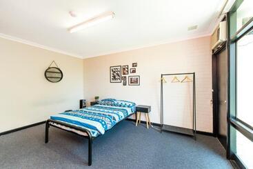 هتل Billabong Backpackers Resort