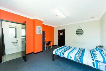 هتل Billabong Backpackers Resort