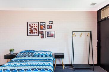 هتل Billabong Backpackers Resort