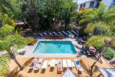 هتل Billabong Backpackers Resort
