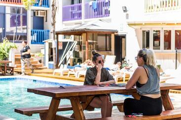 هتل Billabong Backpackers Resort