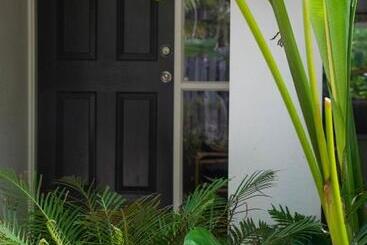 هتل Byron Lakeside Holiday Apartments