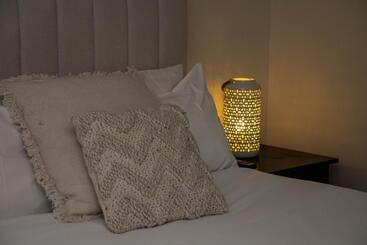 هتل Byron Lakeside Holiday Apartments
