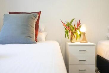 هتل Byron Lakeside Holiday Apartments