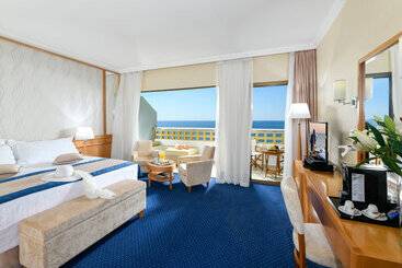 هتل Constantinou Bros Pioneer Beach