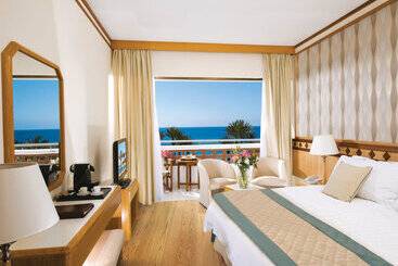 هتل Constantinou Bros Pioneer Beach