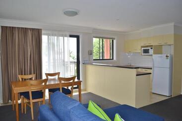 هتل Flynns Beach Resort