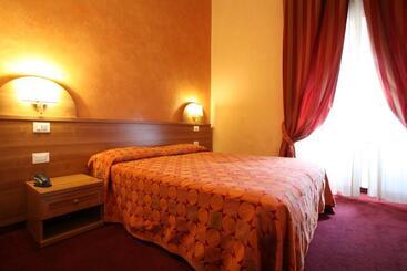 هتل New Morpheus Rooms