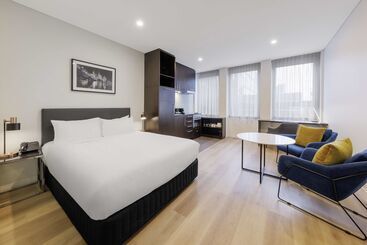هتل Oaks Melbourne On Collins Suites
