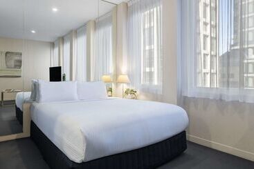 هتل Oaks Melbourne On Collins Suites