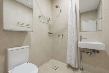 هتل Oaks Melbourne On Collins Suites
