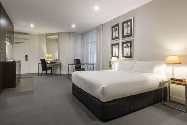 هتل Oaks Melbourne On Collins Suites