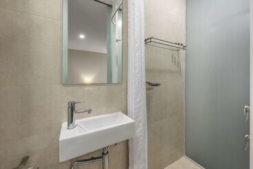 هتل Oaks Melbourne On Collins Suites