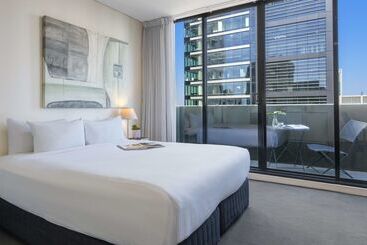 هتل Oaks Melbourne On Collins Suites