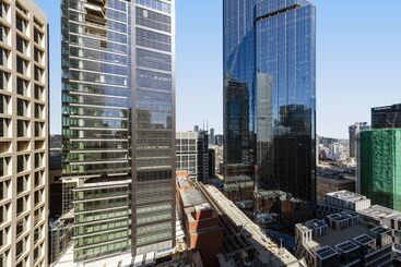 هتل Oaks Melbourne On Collins Suites