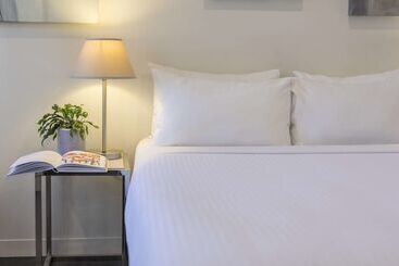 هتل Oaks Melbourne On Collins Suites