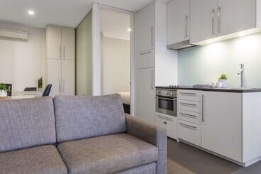 هتل Oaks Melbourne On Collins Suites