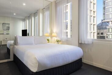 هتل Oaks Melbourne On Collins Suites