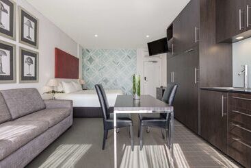 هتل Oaks Melbourne On Collins Suites
