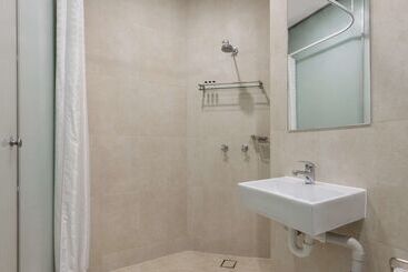 هتل Oaks Melbourne On Collins Suites