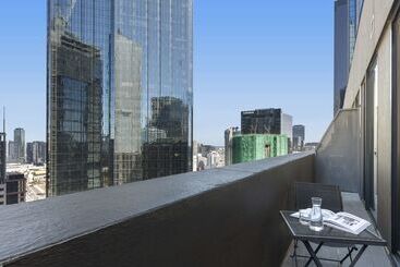 هتل Oaks Melbourne On Collins Suites