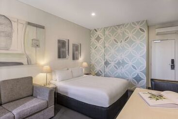 هتل Oaks Melbourne On Collins Suites