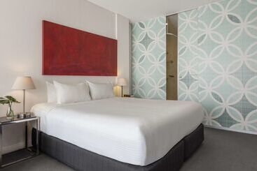 هتل Oaks Melbourne On Collins Suites