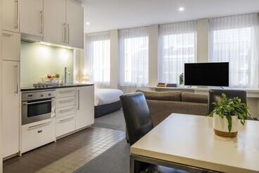 هتل Oaks Melbourne On Collins Suites