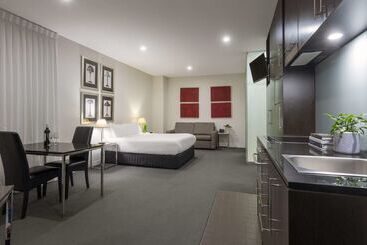 هتل Oaks Melbourne On Collins Suites