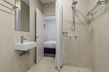 هتل Oaks Melbourne On Collins Suites