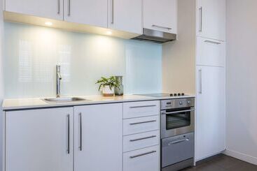 هتل Oaks Melbourne On Collins Suites