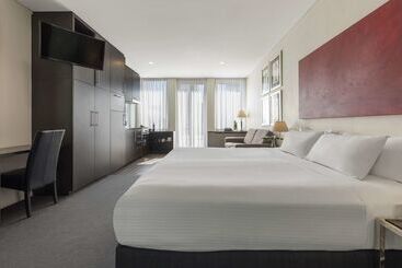 هتل Oaks Melbourne On Collins Suites