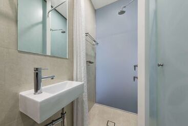 هتل Oaks Melbourne On Collins Suites