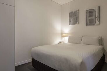 هتل Oaks Melbourne On Collins Suites